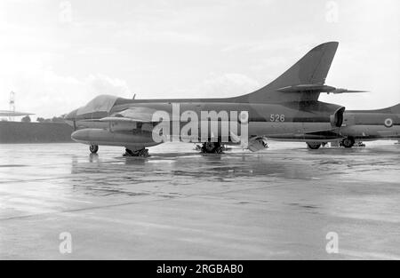 Singapore Air Defence Command - Hawker Hunter FR.74B '526' (msn S4/U/3308, ex XF432), vom 140. Geschwader, beobachtet während eines Regensturms bei RAF Seletar. Stockfoto