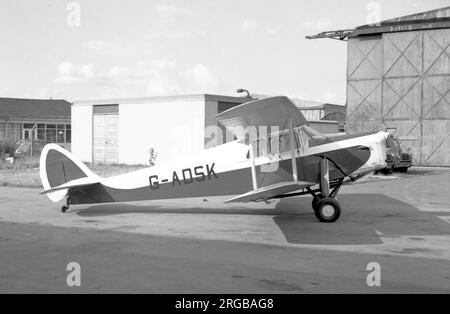 De Havilland DH.87B Hornet Moth G-ADSK (msn 8091), auf dem Booker Aerodrome im März 1976. Stockfoto