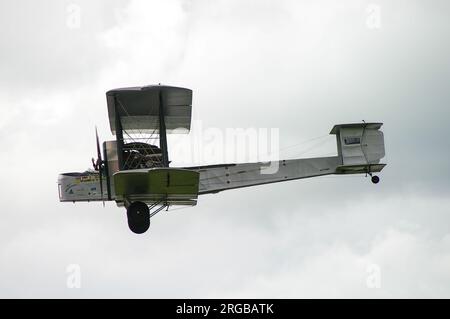 Vickers Vimy britisches schweres Bomberflugzeug, Doppeldecker des Ersten Weltkriegs, des Ersten Weltkriegs, des Ersten Weltkriegs. Neuerstellung für den Flug Alcock & Brown Atlantic Stockfoto