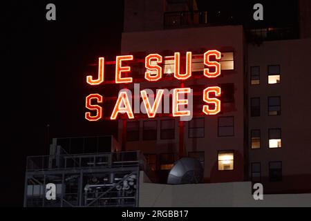 5. September 2015: Das "Jesus rettet Neon"-Schild wurde erstmals im Zentrum von 1935 am Bibelinstitut von Los Angeles installiert. Es wurde in das United Artists Theater verlegt, das als Kathedrale der Universität von Los Angeles diente. Das Gebäude ist jetzt vom trendigen Ace Hotel belegt. (Kreditbild: © Ian L. SITREN/ZUMA Press Wire) NUR REDAKTIONELLE VERWENDUNG! Nicht für den kommerziellen GEBRAUCH! Stockfoto