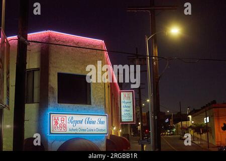 Los Angeles, Kalifornien, USA. 5. September 2015. Entlang einer einsamen Straße, die beleuchteten Schilder für ein Restaurant in Chinatown im Zentrum von Los Angeles. (Kreditbild: © Ian L. SITREN/ZUMA Press Wire) NUR REDAKTIONELLE VERWENDUNG! Nicht für den kommerziellen GEBRAUCH! Stockfoto