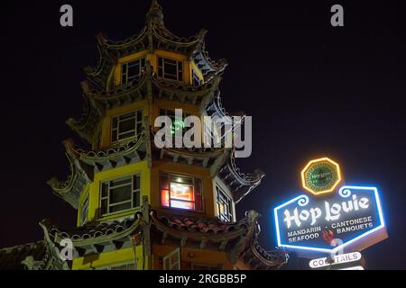 Los Angeles, Kalifornien, USA. 5. September 2015. Das Hop Louie Restaurant wurde 1938 in der ehemaligen Chinatown eröffnet. Der fünfstöckige neongesäumte Turm wurde nach dem Vorbild des Sommerpalastes in Peking gestaltet. (Kreditbild: © Ian L. SITREN/ZUMA Press Wire) NUR REDAKTIONELLE VERWENDUNG! Nicht für den kommerziellen GEBRAUCH! Stockfoto