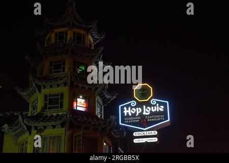 Los Angeles, Kalifornien, USA. 5. September 2015. Das Hop Louie Restaurant wurde 1938 in der ehemaligen Chinatown eröffnet. Der fünfstöckige neongesäumte Turm wurde nach dem Vorbild des Sommerpalastes in Peking gestaltet. (Kreditbild: © Ian L. SITREN/ZUMA Press Wire) NUR REDAKTIONELLE VERWENDUNG! Nicht für den kommerziellen GEBRAUCH! Stockfoto