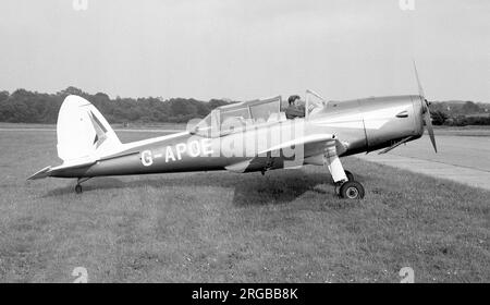 De Havilland DHC-1 Chipmunk 22A G-APOE (msn C1/0685), London School of Flying Ltd., Biggin Hill im Juni 1968. Stockfoto