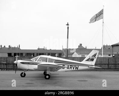 Piper PA-28-160 Cherokee G-ARVW (msn 28-502) am Flughafen Blackpool-Squire's Gate im November 1972. Stockfoto