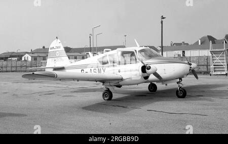 Piper PA-23-160 Apache G-ASMY (msn 23-2032), am Flughafen Blackpool-Squire's Gate, im Oktober 1973. Stockfoto