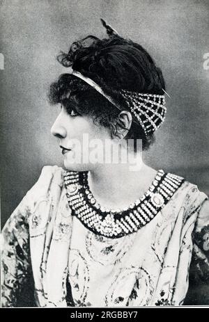 Sarah Bernhardt, französische Schauspielerin, als Kaiserin Theodora, im Stück von Sardou. Stockfoto
