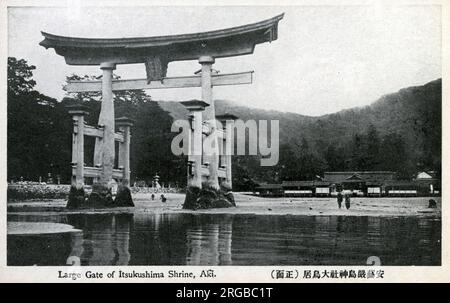 Itsukushima-Schrein - ein Shinto-Schrein auf der Insel Itsukushima (allgemein bekannt als Miyajima), bekannt für sein „schwimmendes“ Torii-Tor (auf dieser Karte abgebildet) in Hatsukaichi in der Präfektur Hiroshima, Provinz Aki, Japan. Stockfoto