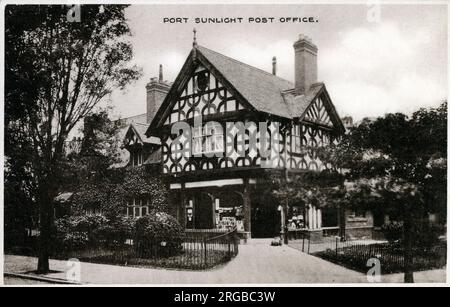 Das Postamt, Port Sunlight - ein friedliches Merseyside-Dorf, gegründet im viktorianischen Zeitalter, erbaut von Lever Brothers, um Arbeiter in seiner Seifenfabrik (jetzt Teil von Unilever) unterzubringen. Die Kunst- und Handwerkshäuser sind von Wegen umgeben, die sich durch Felder und Wälder schlängeln. Stockfoto