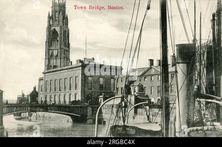 Stadtbrücke über den Fluss Witham, Boston, Lincolnshire. Der feine Turm (der „Boston Stump“) von St. Die Botolph's Church ist hinter den Versammlungsräumen auf der anderen Seite der Brücke zu sehen. Stockfoto