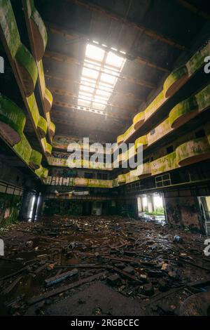 Ruinas do Monte Palace Hotel: Entdecken Sie die Mystik des verlassenen Luxus auf den Azoren, während diese Ruinen eine Geschichte der Opulenz und Zeit erzählen Stockfoto