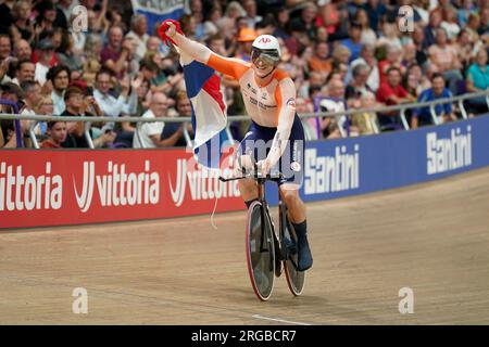 Jeffrey Hoogland aus den Niederlanden feiert den Gewinn der Goldmedaille im Elite 1km Time Trial Final für Männer am 6. Tag der UCI-Radweltmeisterschaft 2023 beim Sir Chris Hoy Velodrome in Glasgow. Foto: Dienstag, 8. August 2023. Stockfoto