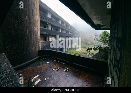 Ruinas do Monte Palace Hotel: Entdecken Sie die Mystik des verlassenen Luxus auf den Azoren, während diese Ruinen eine Geschichte der Opulenz und Zeit erzählen Stockfoto