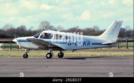 Piper PA-28-161 Warrior III G-CBKR (msn 2842143) der Devon School of Flying am Flughafen Exeter. Stockfoto