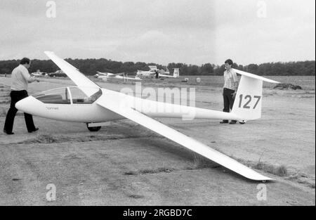 Glasflugel 206 Hornet '127', in Lasham für einen regionalen Gleitflug-Wettbewerb in den 1980er. Die Standard-Class Hornet war eine Weiterentwicklung des Club Libelle, mit der Luftbremsen mit Hinterkante eingeführt wurden. Stockfoto