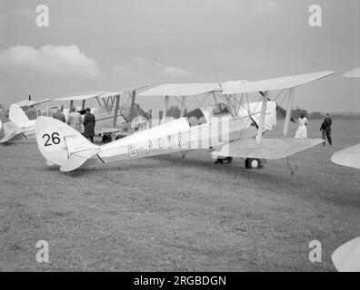 De Havilland DH-82A Tiger Moth II G-AOXS (msn 85425, ex DE417), in White Waltham für eine Gartenparty der Royal Aeronautical Society am 22. Juni 1958. Stockfoto