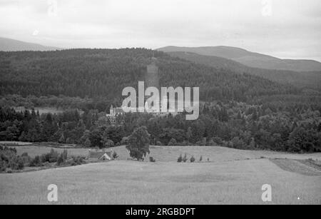 Schottische Hügel und Seen: - Balmoral Castle - ein großes Anwesen in Royal Deeside, Aberdeenshire, Schottland, im Besitz von Queen Elizabeth II Es liegt in der Nähe des Dorfes Crathie Stockfoto