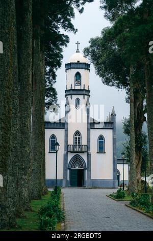 Igreja de Sao Nicolau. Diese Kirche ist ein historisches Juwel auf den Azoren, Portugal, und verkörpert architektonische Schönheit und spirituelle Bedeutung Stockfoto