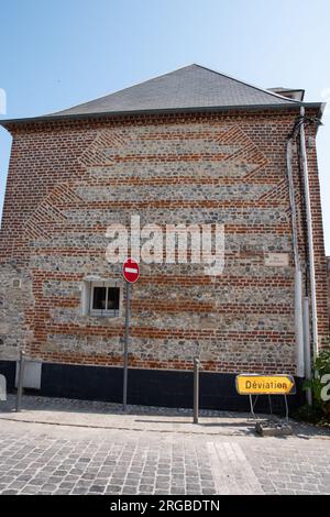 Das Giebelende stürzte einst ab, jetzt liegt es im Quadrat, Saint Valery sur Somme Stockfoto