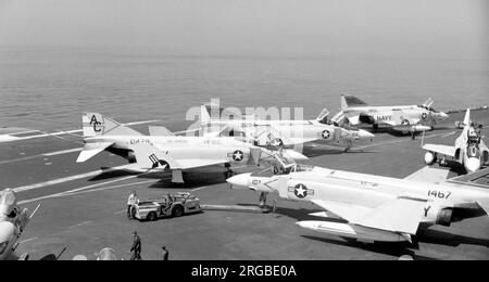 US Navy - McDonnell F-4B-13-MC Phantom II 150479 (msn 265, Basiscode 'AC', Rufzeichen '204'), von VF-103, auf der USS Saratoga im Juli 1967 während eines Einsatzes im Mittelmeer. (Gebaut als F4H-1, umbenannt als F-4B und später in F-4N-Standard umgewandelt). Stockfoto