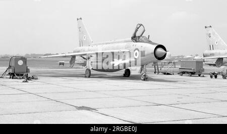 Royal Air Force - British Aircraft Corporation Lightning F.6 XS937 'C' (msn 95270), vom 23. Geschwader, am 25. Mai 1968 bei der RAF Upper Heyford. Stockfoto