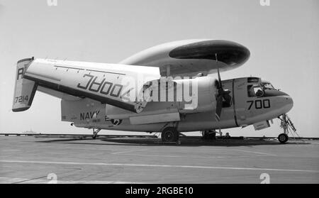 United States Navy - Grumman E-1B Tracer 147214 (msn 13, Modell G-117, Basiscode „AC“, Rufzeichen „700“), VAW-121, Auf der USS Saratoga im Juli 1967 während eines Einsatzes im Mittelmeer. (Als Grumman WF-2 Tracer gebaut und 1962 in E-1B umbenannt). Stockfoto