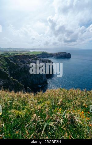 Miradouro do Cintrao ist ein atemberaubender Aussichtspunkt auf den Azoren, Portugal, mit Panoramablick auf die Schönheit der Natur, ein wahrer Zufluchtsort für Touristen Stockfoto