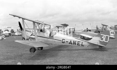 De Havilland DH.82A Tiger Moth II G-ANEL (msn 82333, ex N9238), am 13. Juli 1957 am Flughafen Coventry-Baginton für die 1957 nationalen Luftrennen - King's Cup Air Race, mit der Rennnummer '30'. Geflogen vom Besitzer W.P. Meynall, ANEL platzierte 31. in den King's Cup und 5. in die Goodyear Trophäe. Stockfoto