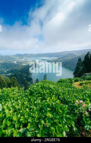 Sete Cidades: Entdecken Sie den Zauber der Azoren, Portugal, während diese fesselnde Stadt atemberaubende Landschaften und die berühmten Zwillingsseen enthüllt Stockfoto