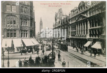 Corporation Street, Birmingham, West Midlands, mit Fußgängern und Straßenbahnen. Stockfoto