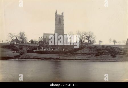 St. Mary's Church, Lymm, Cheshire, jetzt ein denkmalgeschütztes Gebäude der Kategorie II. Der Lymm-Staudamm befindet sich im Vordergrund. Stockfoto