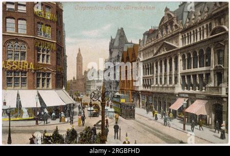 Corporation Street, Birmingham, West Midlands, mit Fußgängern und Straßenbahnen. Stockfoto