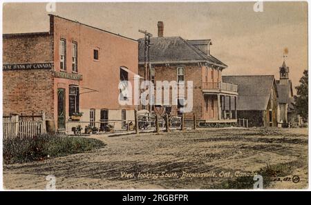 Straße in Brownsville (nach Süden), Ontario, Kanada, mit der Royal Bank of Canada auf der linken Seite. Stockfoto