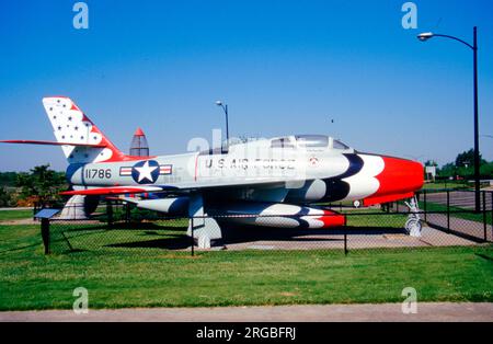 Republic F-84F-30-RE Thunderstreak 51-1786, ausgestellt im Virginia Air and Space Center, Hampton, VA, in den Farben des Thunderbirds Ausstellungsteams. Stockfoto