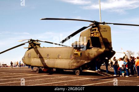 Boeing-Vertol CH-47A Chinook O-37903 (msn B-57, 63-7903), Texas National Guard. (Umgebaut als CH-47D 87-00092) Stockfoto