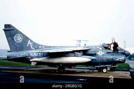 United States Navy - Ling-Temco-Vought A-7E-15-CV Corsair II 159283 (msn E421, Basiscode 'AE', Rufzeichen '303' ) von VA-15, auf der USS Independence. Stockfoto