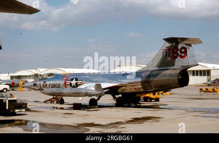 Luftwaffe - United States Air Force - Lockheed F-104G Starfighter 63-13269 (msn 8002-KG102), von der 69. Taktischen Kampfgeschwader, operierend vom Luftwaffenstützpunkt Luke, Arizona. Gebaut für die Luftwaffe, aber betrieben von der 4540. Combat Crew Training Group, 4510. Combat Crew Training Wing für die Ausbildung deutscher Piloten im "Project Columbus". (Nach Abschluss der Ausbildungsmission wurde dieses Flugzeug als „4383“ an die Luftwaffe der Republik China verkauft). Stockfoto