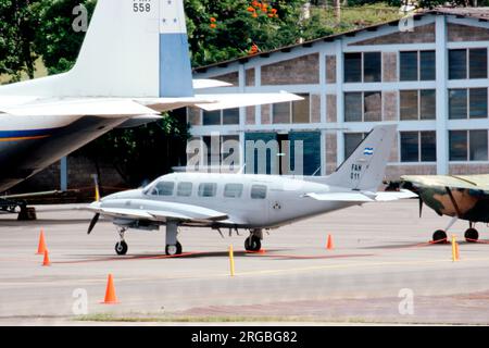 Fuerza Aerea Hondurena - Piper PA-31-350 Navajo Chieftain FAH 011 (msn 31-8252007) des Escuadron de Transporte Aereo am internationalen Flughafen Tegucigalpa-Toncontin - Luftstützpunkt, am 24. November 2007. (Fuerza Aerea Hondurena - Honduran Air Force) Stockfoto