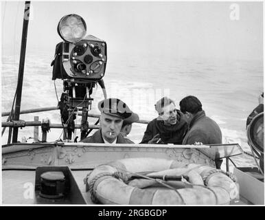 Raymond Baxter filmt auf See, auf "Ort". Stockfoto