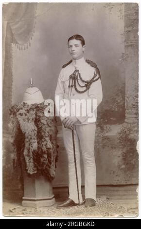 Studiofoto, junger Soldat in weißer Uniform, linke Schulter aiguillette und weißer Sonnenhelm mit Spikes, Fernost Stockfoto