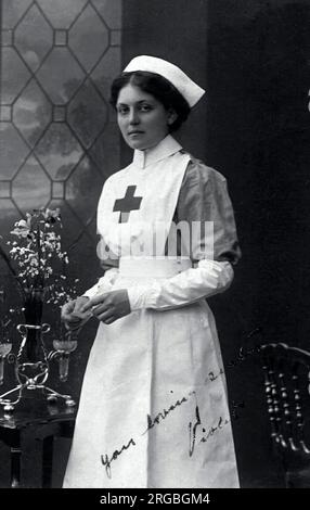 Violet Constance Jessop (1887-1971) in Uniform der freiwilligen Hilfsorganisation, während sie HMHS Britannic um 1915 zugeteilt wurde - eine Krankenschwester, die nicht nur den Untergang der „unsinkbaren“ Titanic überlebte, sondern auch die Kollisionen ihrer beiden Schwesterschiffe Britannic und Olympic. Sie wird oft als „Königin der sinkenden Schiffe“ und auch als „Miss Unsinkable“ bezeichnet. Stockfoto