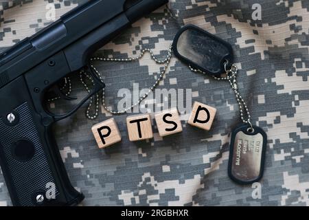 Word PTSD aus Holzbausteinen Stockfoto