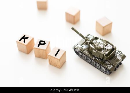 Mit kpi auf gelbem Hintergrund ausgekleidet. Militärpanzer. Kriegsaktivitäten. Konflikt zwischen Russland und der Ukraine. Protest gegen flachen Kopierraum Stockfoto