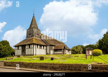 Die Pfarrkirche St. James und St. Paul im Dorf Marton in der Nähe von Congleton Cheshire England UK, die älteste holzumrahmte Kirche in Europa Stockfoto