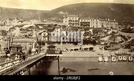 Ventnor, Isle of Wight, vom Pier aus gesehen, mit Bademaschinen am Strand Stockfoto