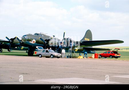 Boeing B-17G-85-VE Flying Fortress F-AZDX „Pink Lady“ (msn 8245, ex 44-8846), gekennzeichnet als B-17F 42-5703 „Mother and Country“ für die Dreharbeiten von „Memphis Belle“ in Duxford, wo die Flugoperationen durchgeführt wurden. Bodenaufnahmen wurden auf der RAF Binbrook durchgeführt, die über historische Gebäude und einen kürzlich betriebenen Flugplatz verfügte. Stockfoto