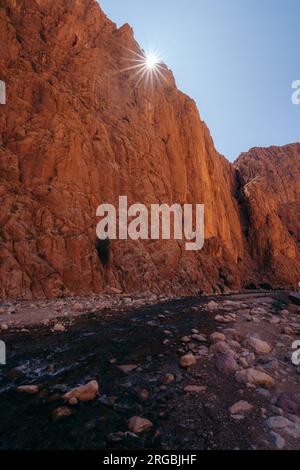 Todra Gorge: Ein Naturwunder in Marokko, ein beeindruckender Canyon mit hohen Klippen, unberührtem Fluss und ein Wanderparadies für Outdoor-Enthusiasten Stockfoto