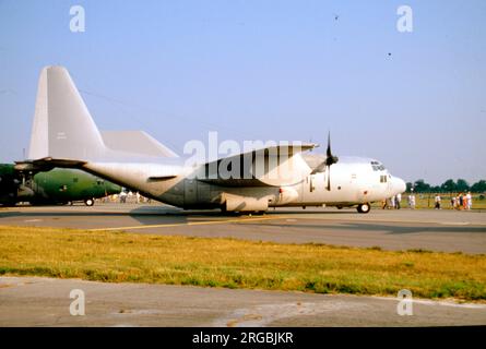 United States Air Force (USAF) - Lockheed EC-130E-LM Hercules 'Rivet Rider' 63-7773 (msn 382-3839), des 193. Sondereinsatzkommandos, am 23. Juli 1995 in RAF Fairford, Gloucestershire, Der Rivet Rider war eine Weiterentwicklung des Commando Solo-Programms, das Kampffeld-TV und Radio zu Propoganda-Zwecken oder zur Unterstützung der Katastrophenhilfe bereitstellte. (Erbaut als C-130E-LM und umgewandelt in einen EC-130E „Rivet Rider“: Im Oktober 2006 stillgelegt und in Fort indiantown Gap, Annville, Pennsylvania ausgestellt). Stockfoto