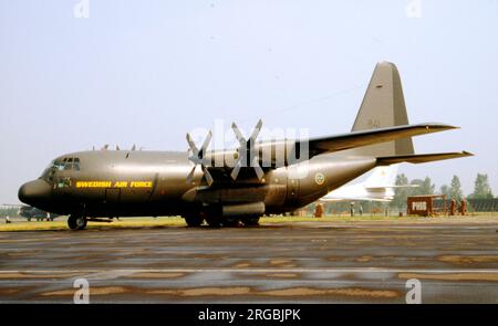 Flygvapnet - Lockheed C-130H Hercules 84001 (msn 382-4039, Modell 382C-8B, TP 84, SE-XBT), aus dem Jahr F7, Bei der RAF Fairford. (Flygvapnet - Schwedische Luftwaffe). Stockfoto