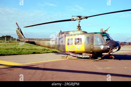 Luftwaffe - Dornier-Bell UH-1D 71+02 (msn 8162) vom HTG64, RAF Fairford am 20. Juli 1991. Stockfoto